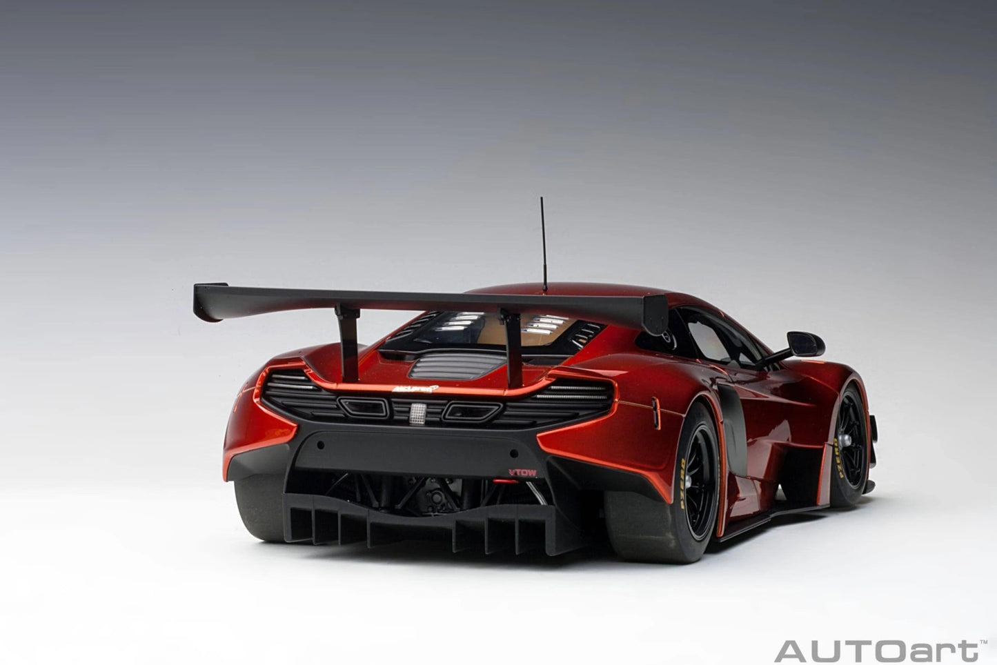 AutoArt McLAREN 650S GT3 - Volcano Orange/Black Accents 1:18 Modell