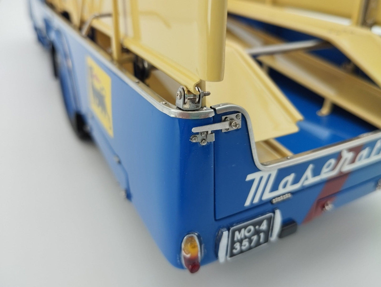 CMC Modelcars Maserati Renntransporter Typ Fiat 642 RN2 Bartoletti 1957 1:18 Modell
