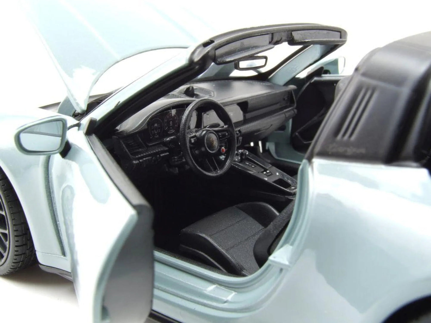 Maisto Porsche 911 992.2 Targa 4 GTS Hybrid 2025 Grey 1:18 Modell