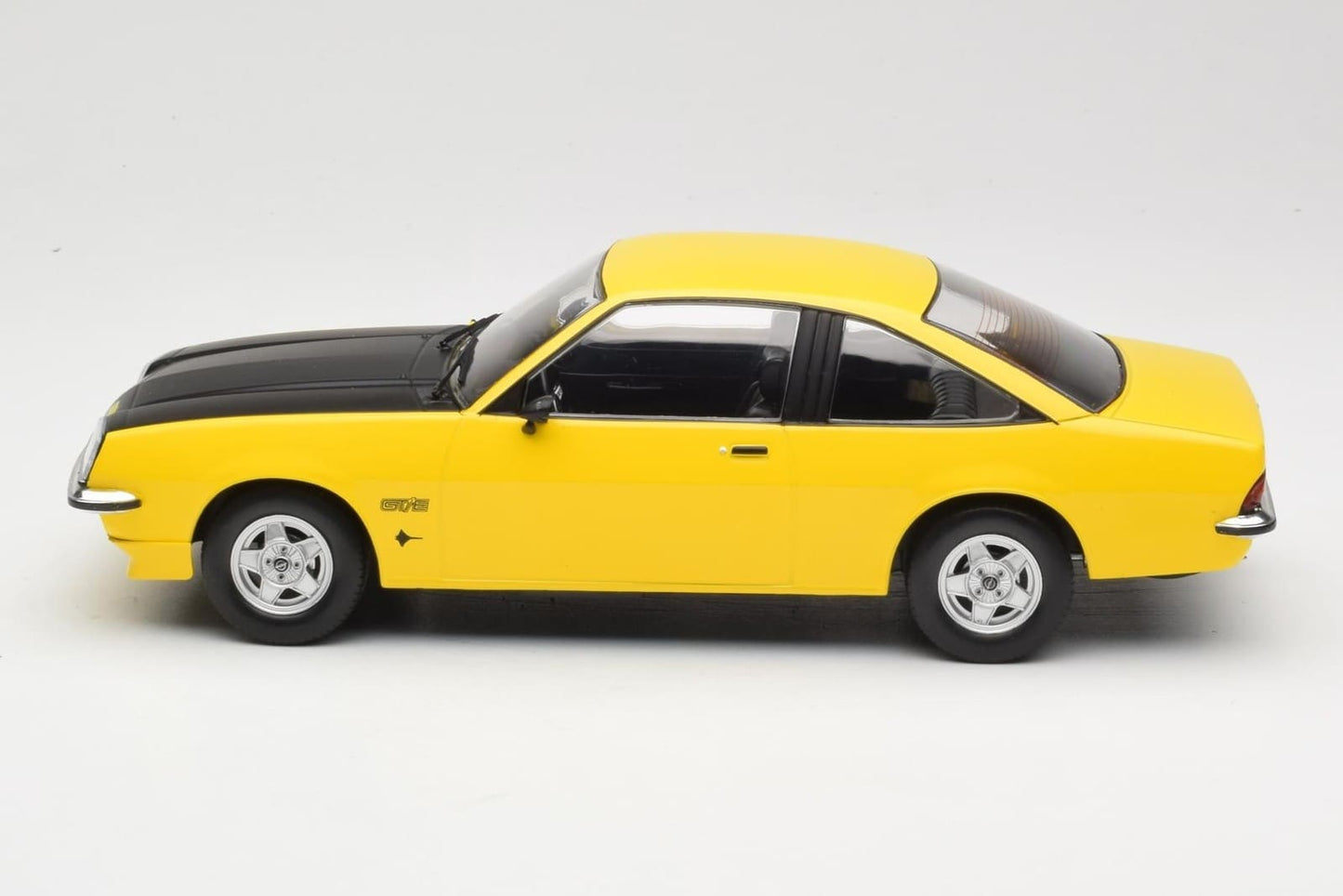 MCG Opel Manta B GT/E 1975 yellow/black 1:18 Modell