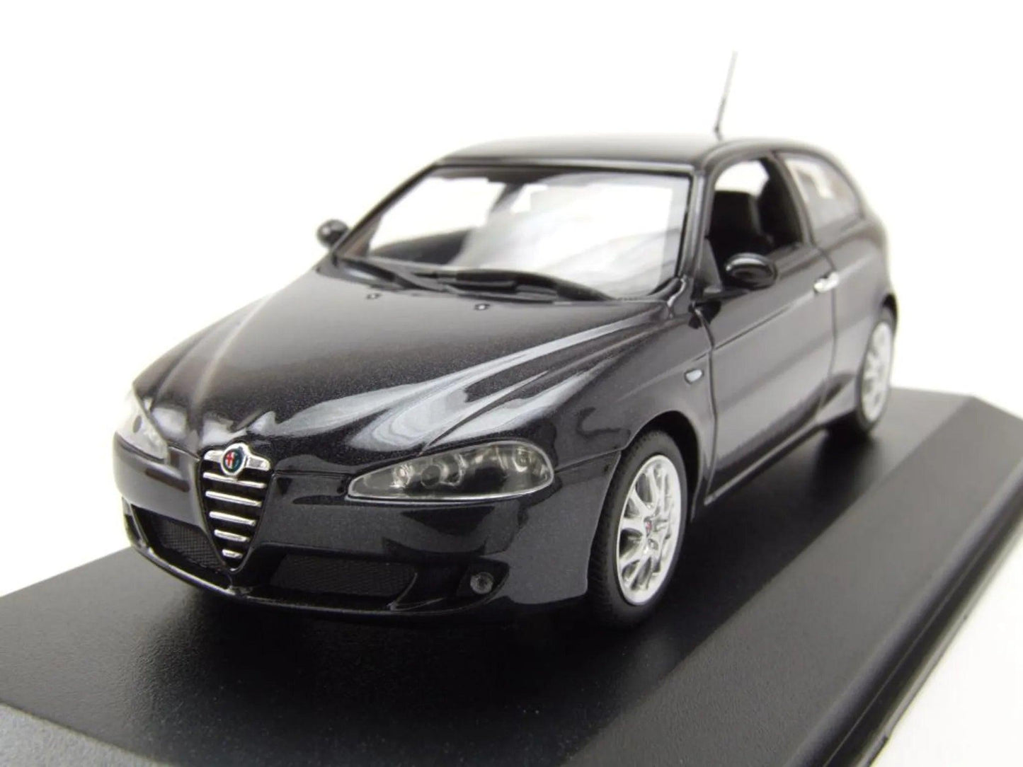 Minichamps Alfa Romeo 147 2005 – Black Metallic 1:43 Modell