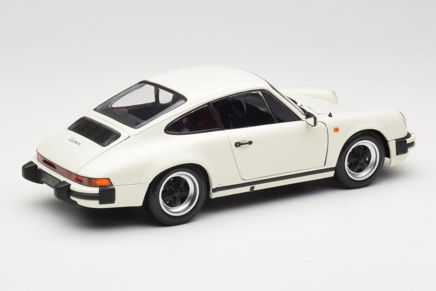 Minichamps Porsche 911 Carrera Coupe 3.2 1983 weiß 1:18 Modell