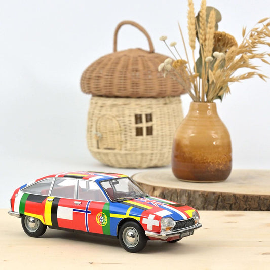 Norev Citroen GS 1972 Flaggen 1:18 Modell