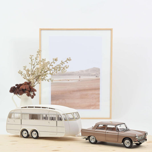 Norev Peugeot 404 1965 Braun metallic mit Caravan Henon 1:18 Modell