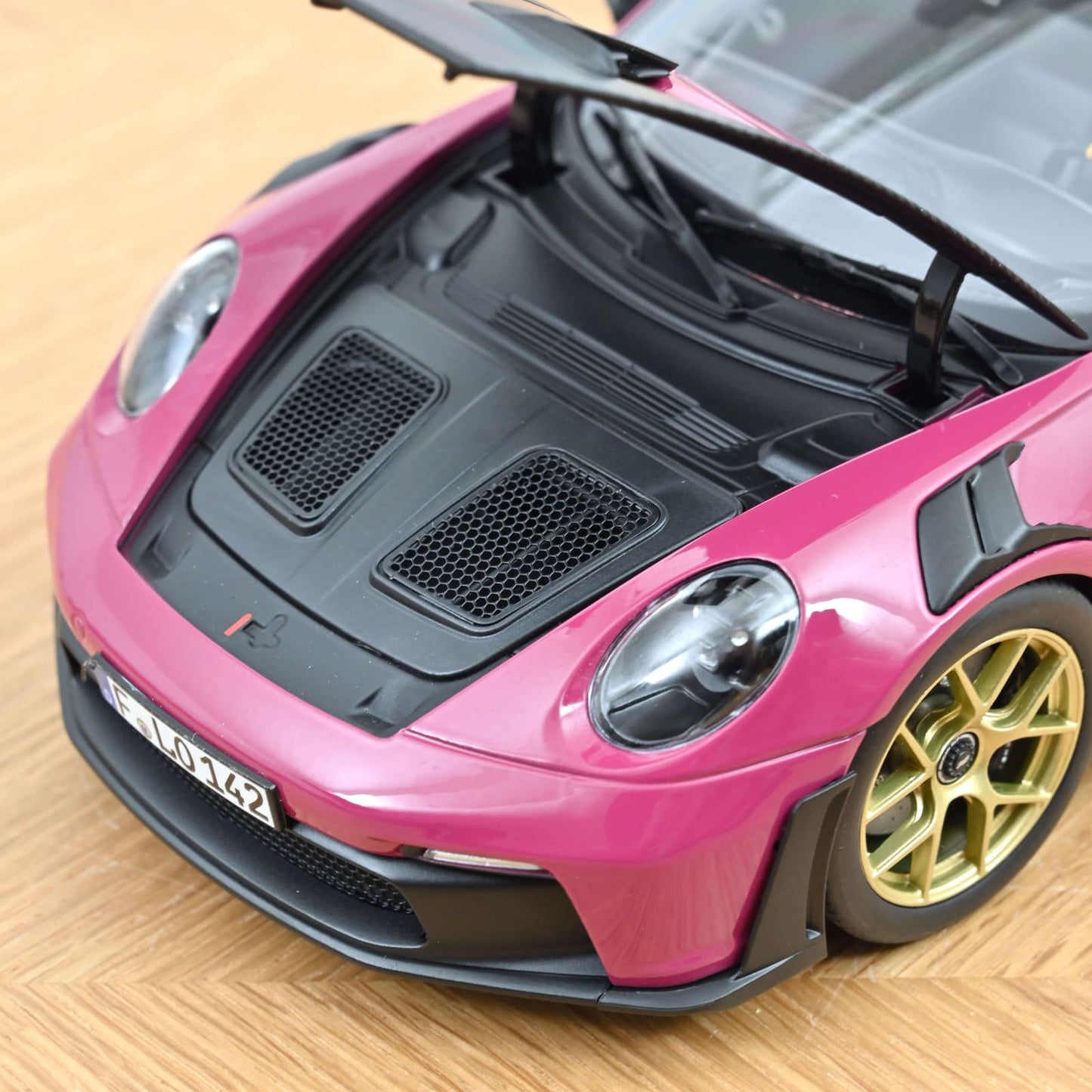 Norev Porsche 911 GT3 RS w/Weissach Pack 2022 Ruby Star 1:18 Modell