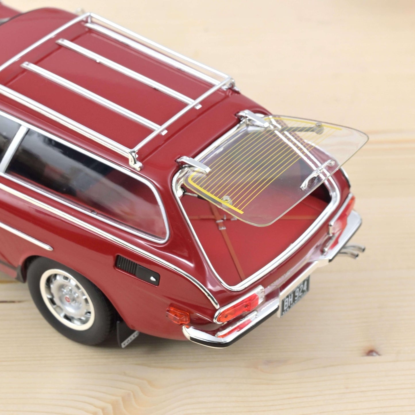 Norev Volvo 1800 ES (US version) 1972 - Red 1:18 Modell