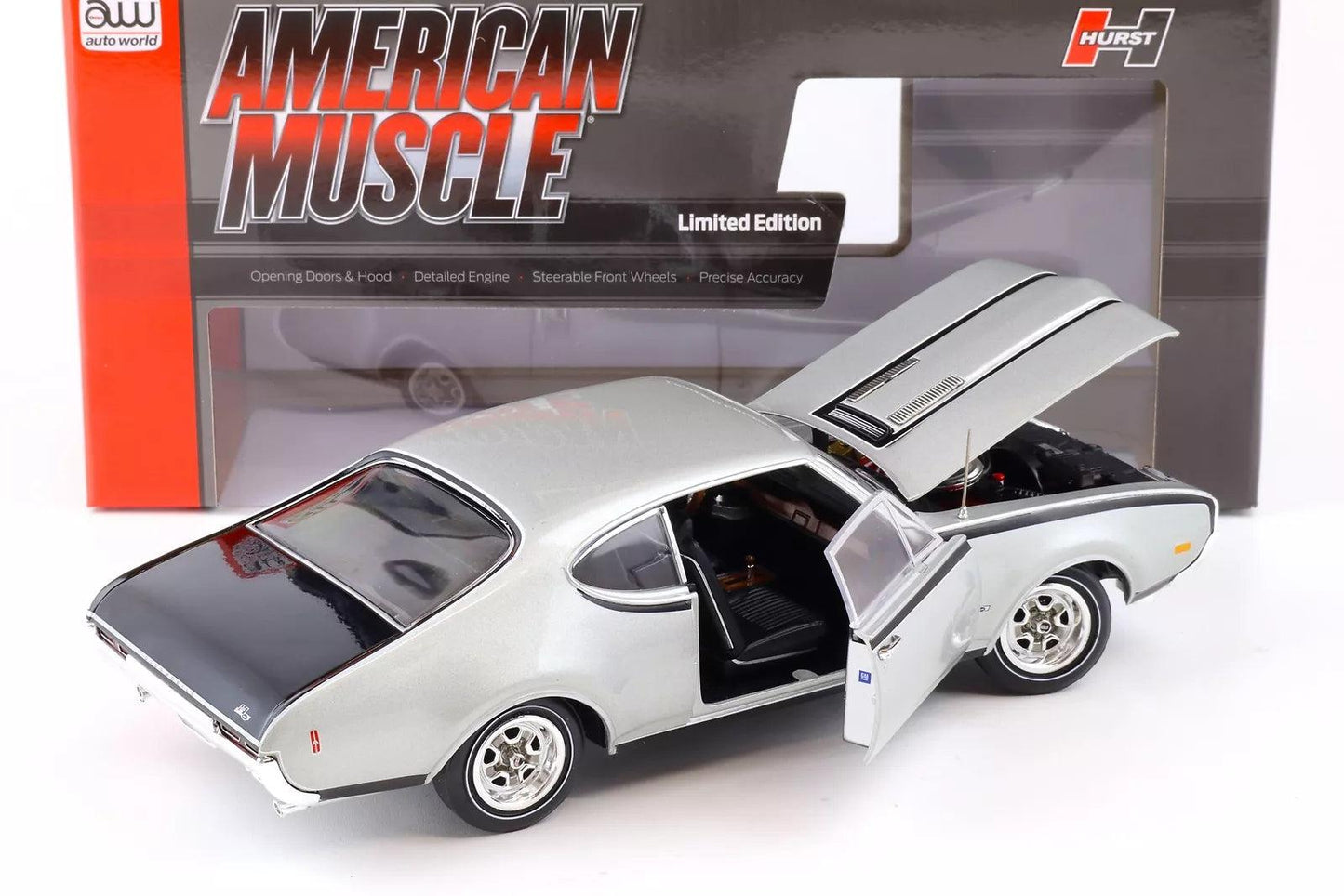 Autoworld Oldsmobile Hurst Olds 2 - Door Post (MCACN) 1968 - Peruvian Silver 1:18 Modell