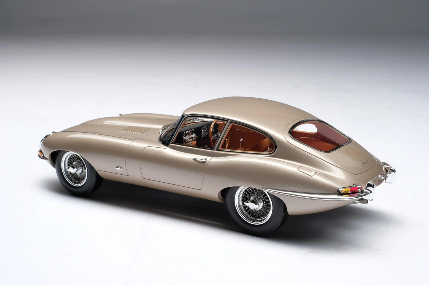 Amalgam Jaguar E - type Coupe - Bronze Metallic 1:18 - Artexio