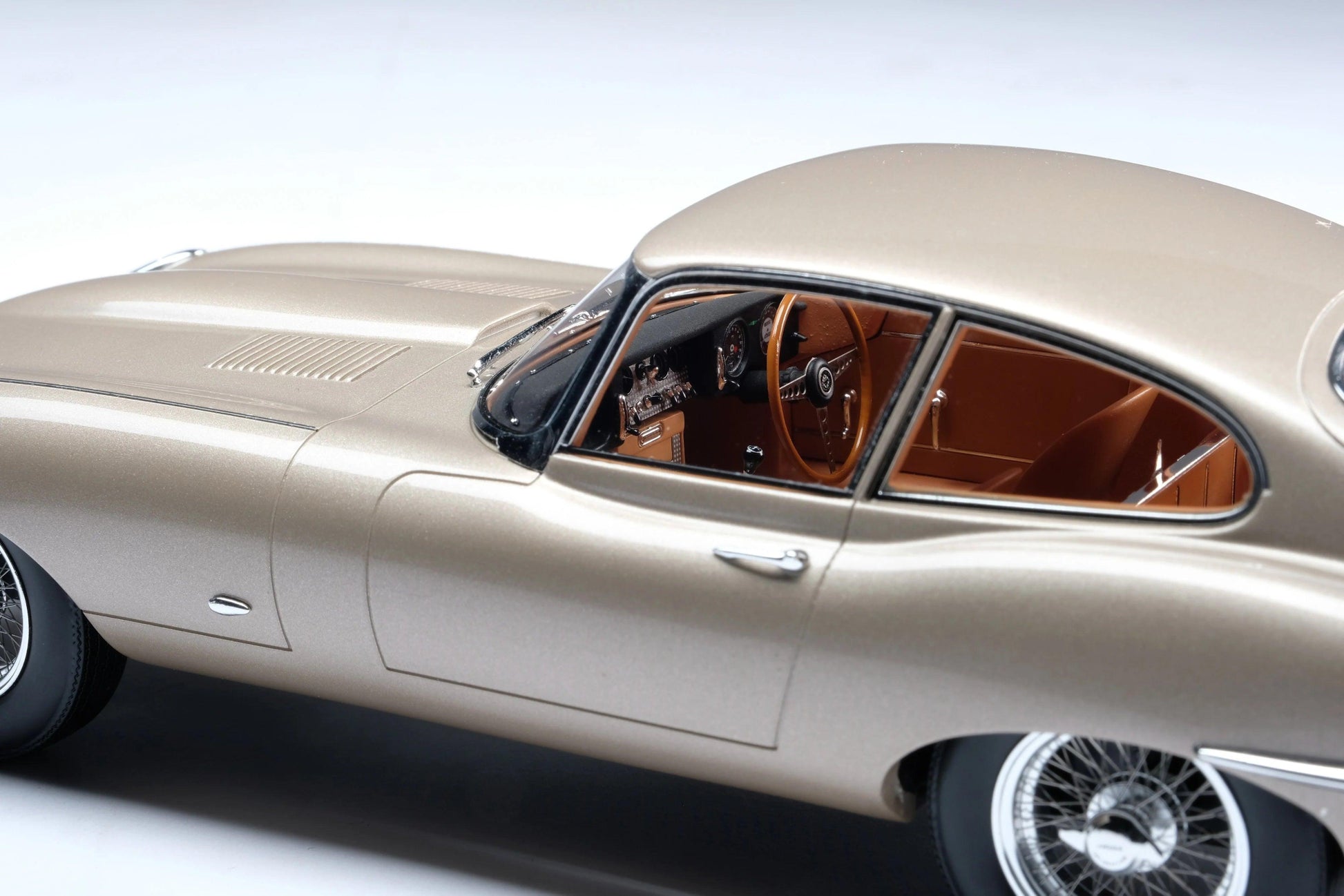 Amalgam Jaguar E - type Coupe - Bronze Metallic 1:18 - Artexio