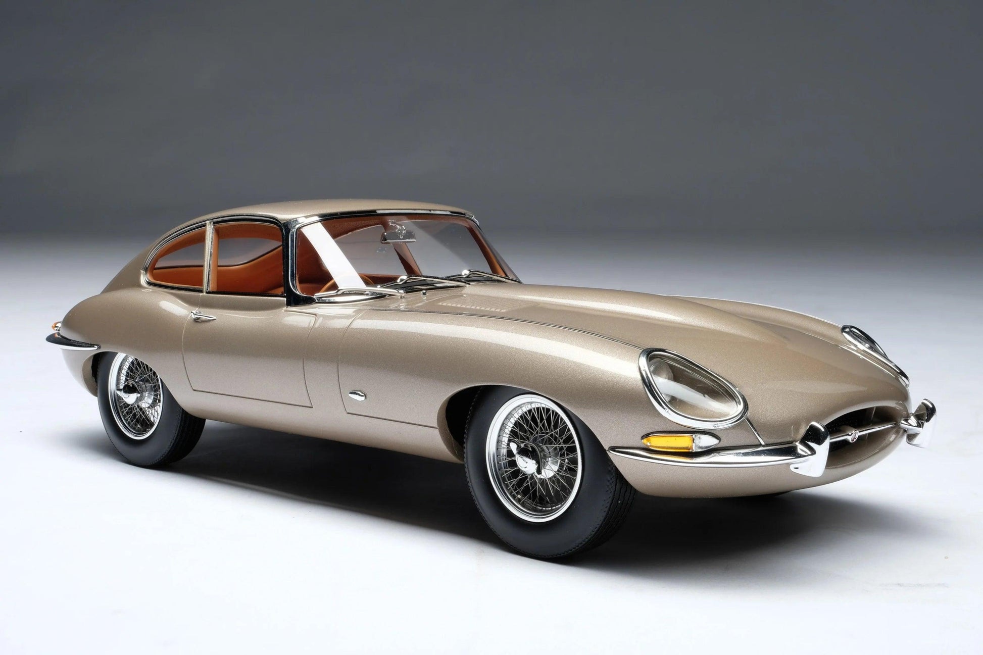 Amalgam Jaguar E - type Coupe - Bronze Metallic 1:18 - Artexio