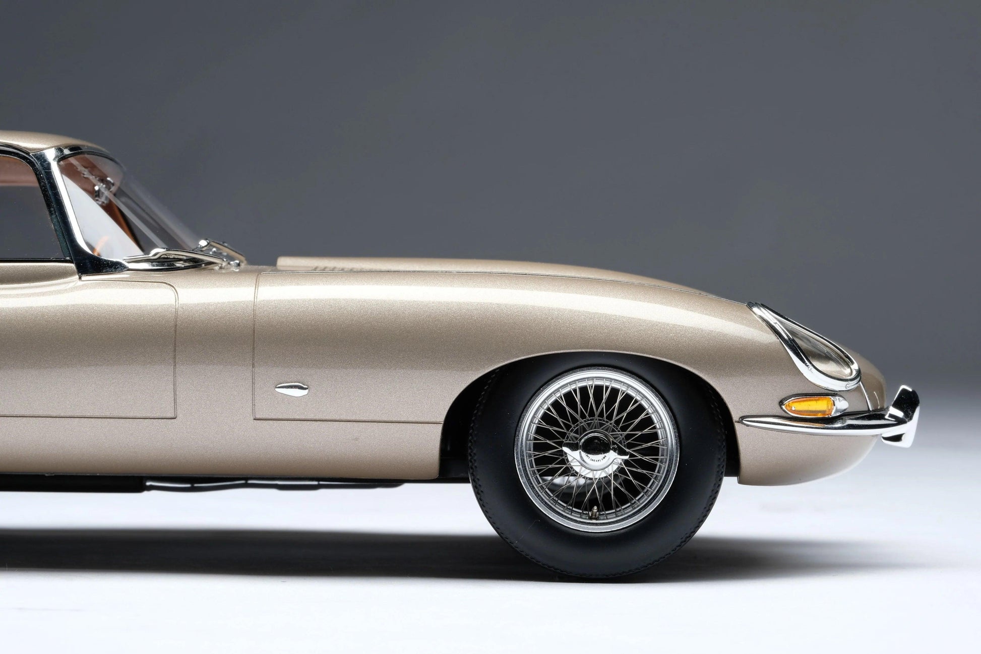 Amalgam Jaguar E - type Coupe - Bronze Metallic 1:18 - Artexio