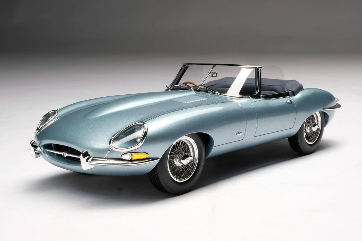 Amalgam Jaguar E-type Roadster - Light Blue 1:18 Modell