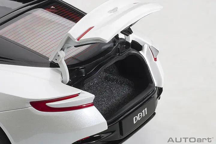 AutoArt Aston Martin DB11 - Morning Frost White 1:18 Modell - Artexio