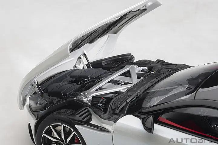 AutoArt Aston Martin DB11 - Morning Frost White 1:18 Modell - Artexio