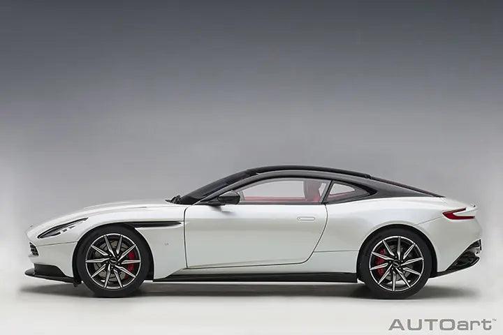 AutoArt Aston Martin DB11 - Morning Frost White 1:18 Modell - Artexio