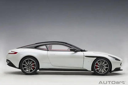 AutoArt Aston Martin DB11 - Morning Frost White 1:18 Modell - Artexio