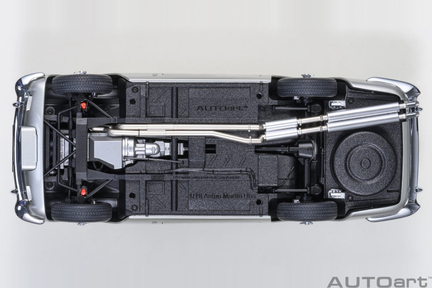 AutoArt Aston Martin DB5 (Birch Silver) 1:18 Modell