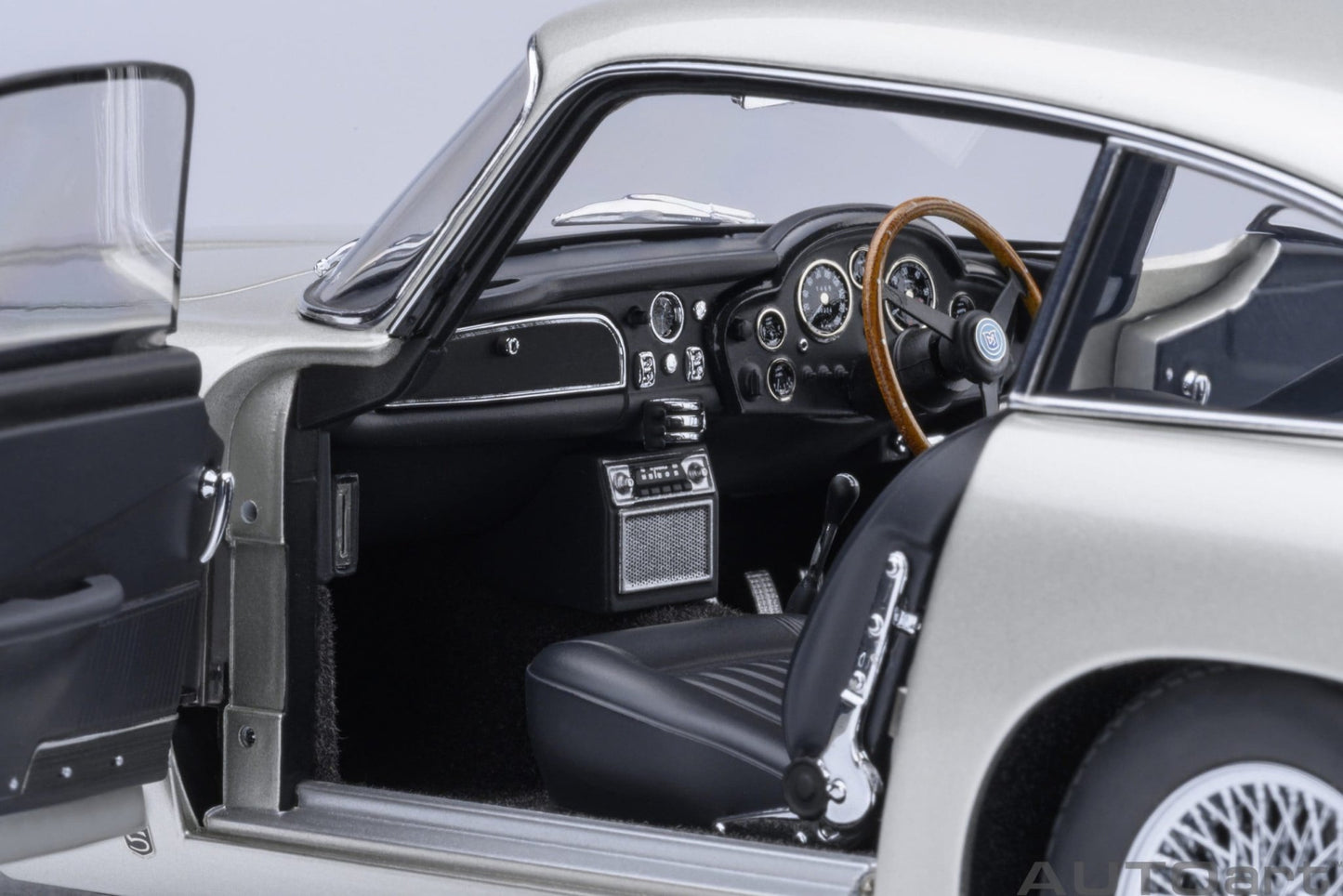 AutoArt Aston Martin DB5 (Birch Silver) 1:18 Modell
