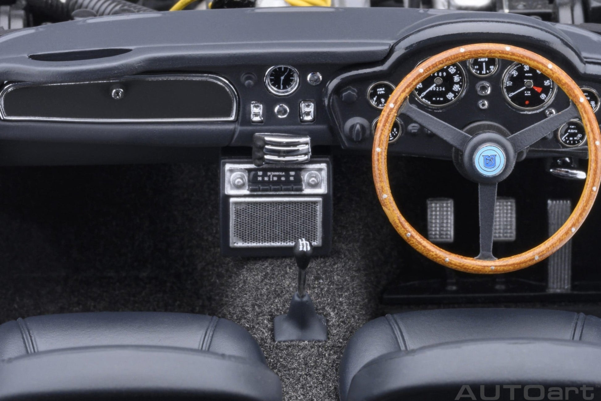 AutoArt Aston Martin DB5 (Birch Silver) 1:18 Modell