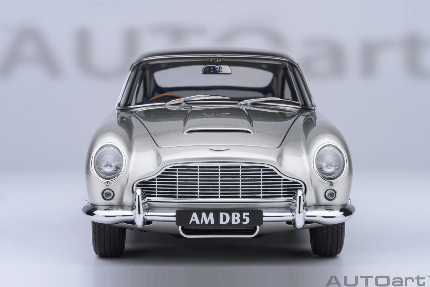 AutoArt Aston Martin DB5 (Birch Silver) 1:18 Modell