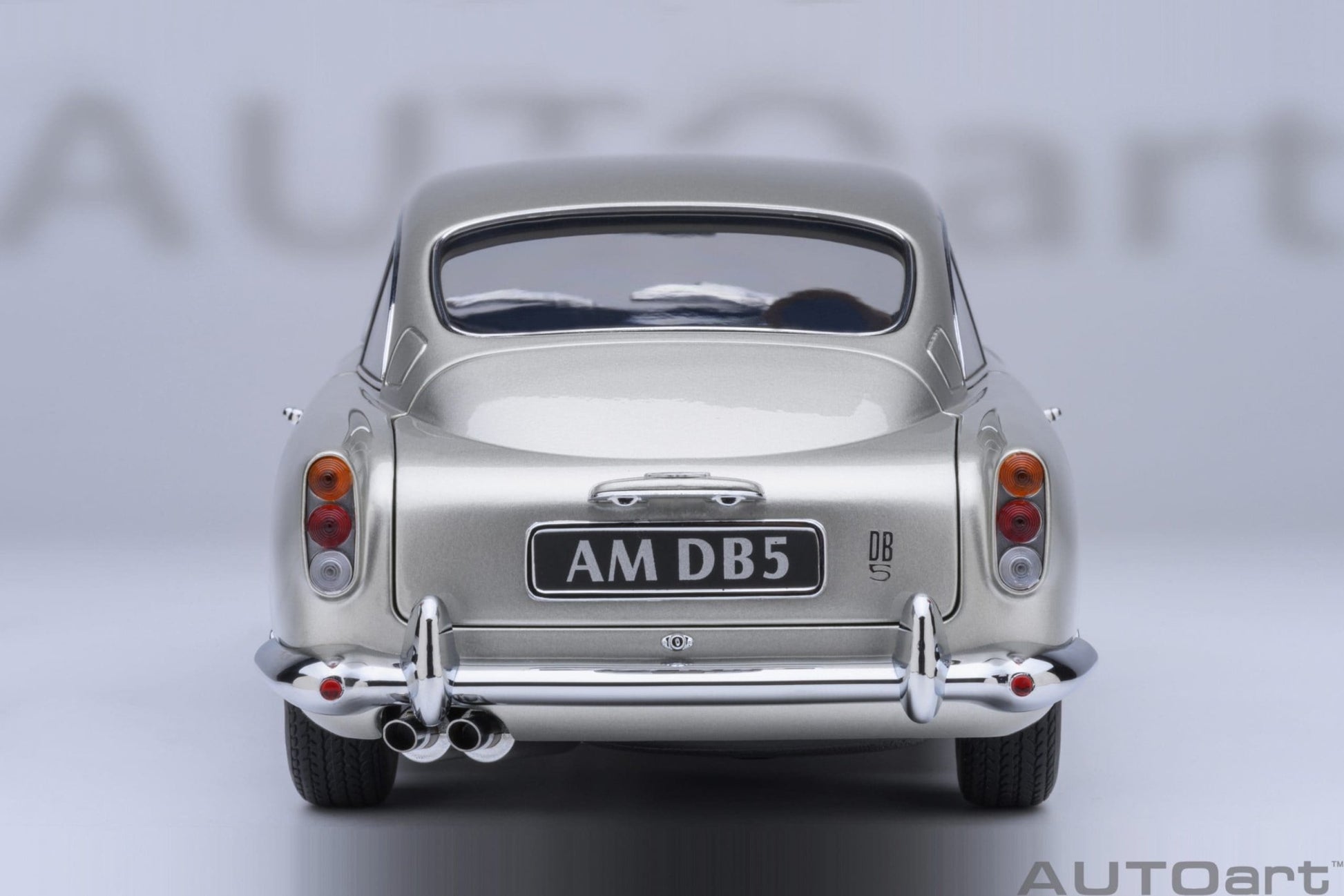 AutoArt Aston Martin DB5 (Birch Silver) 1:18 Modell