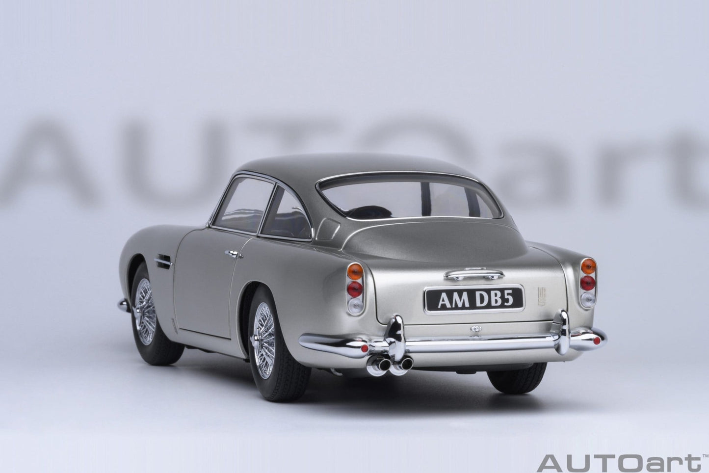 AutoArt Aston Martin DB5 (Birch Silver) 1:18 Modell