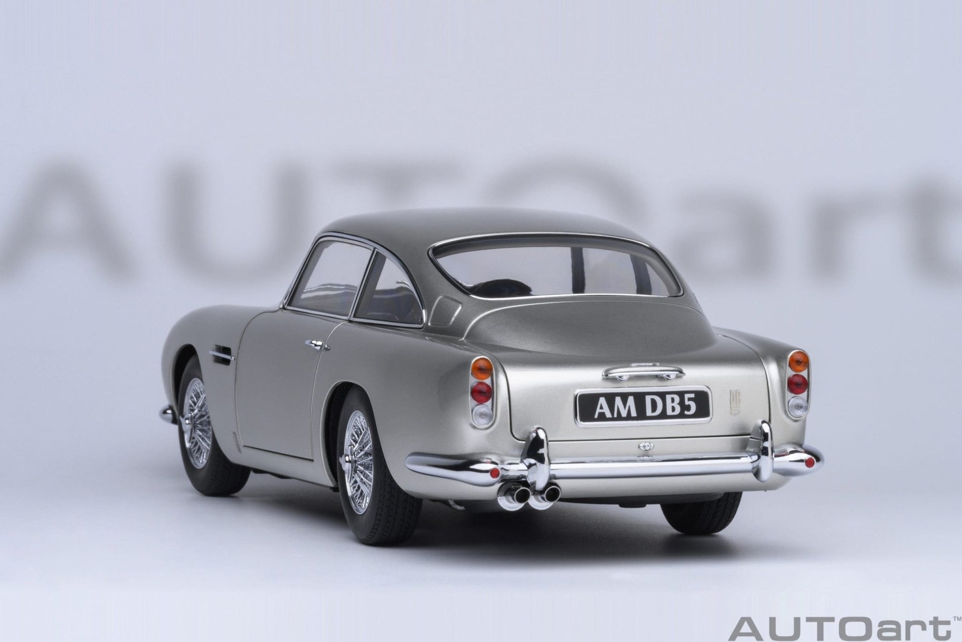 AutoArt Aston Martin DB5 (Birch Silver) 1:18 Modell