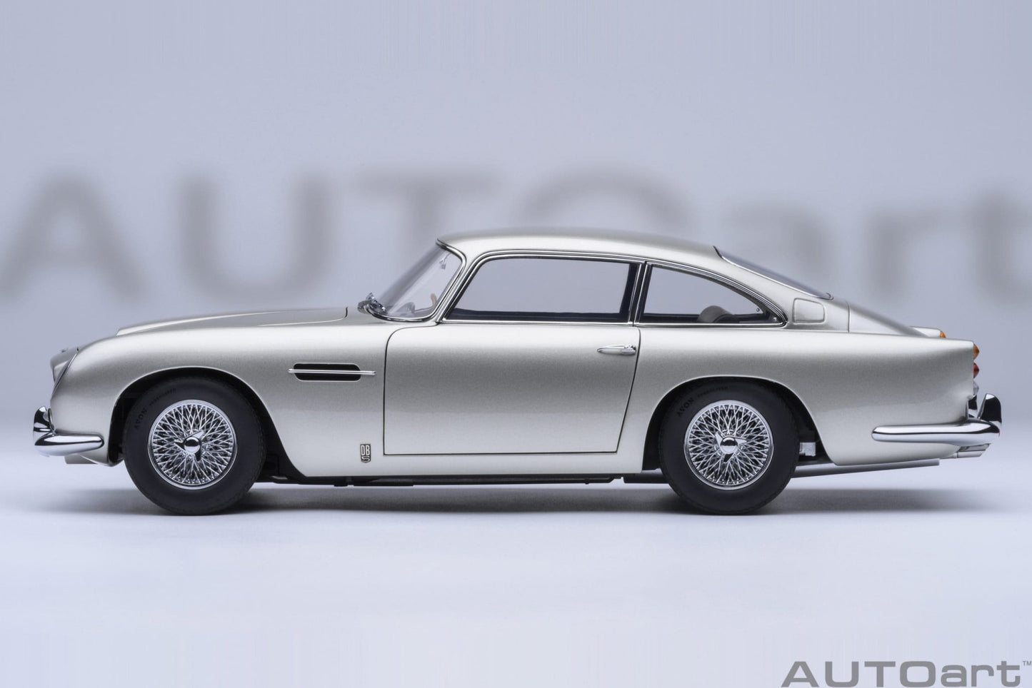 AutoArt Aston Martin DB5 (Birch Silver) 1:18 Modell