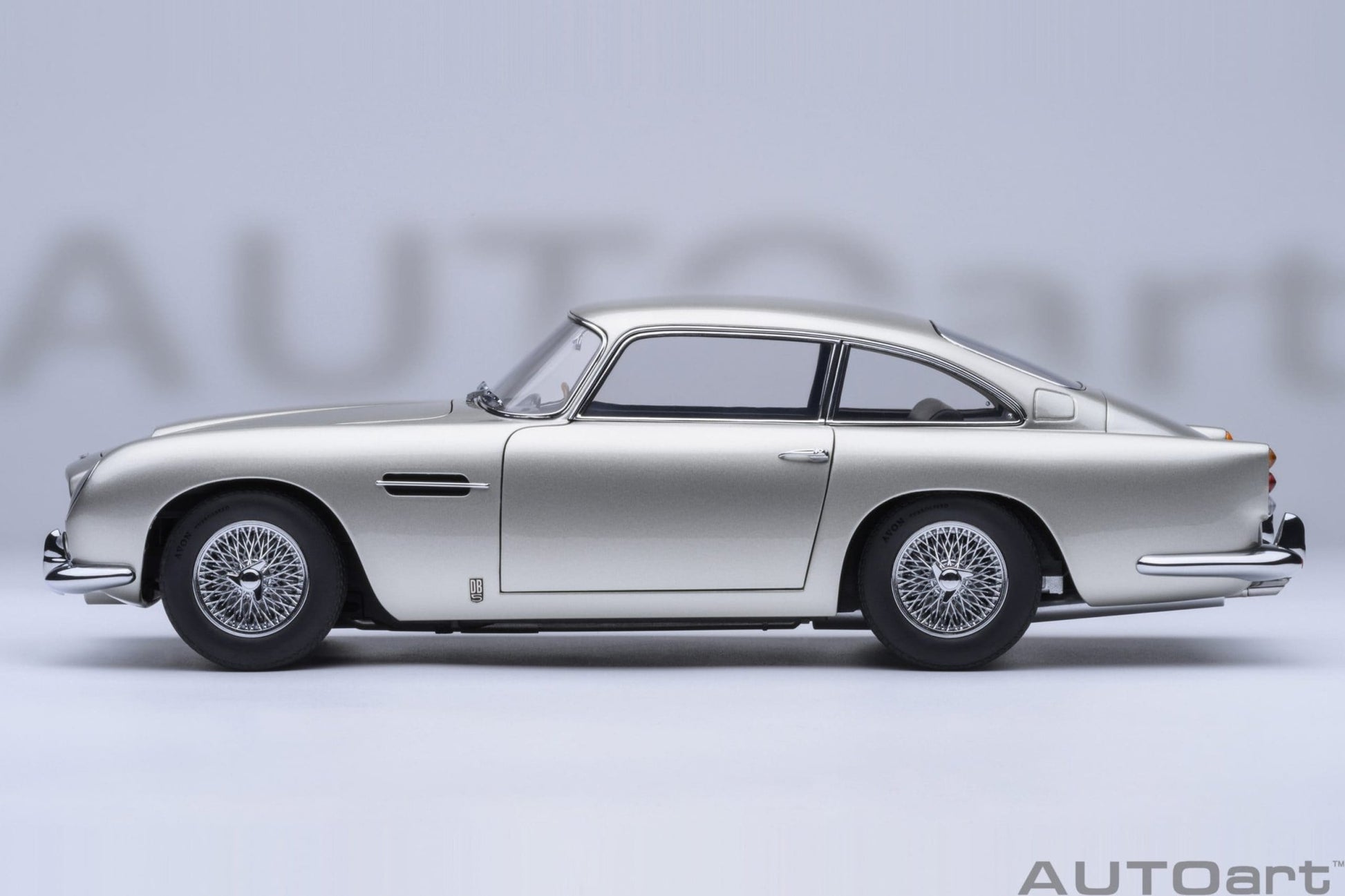 AutoArt Aston Martin DB5 (Birch Silver) 1:18 Modell