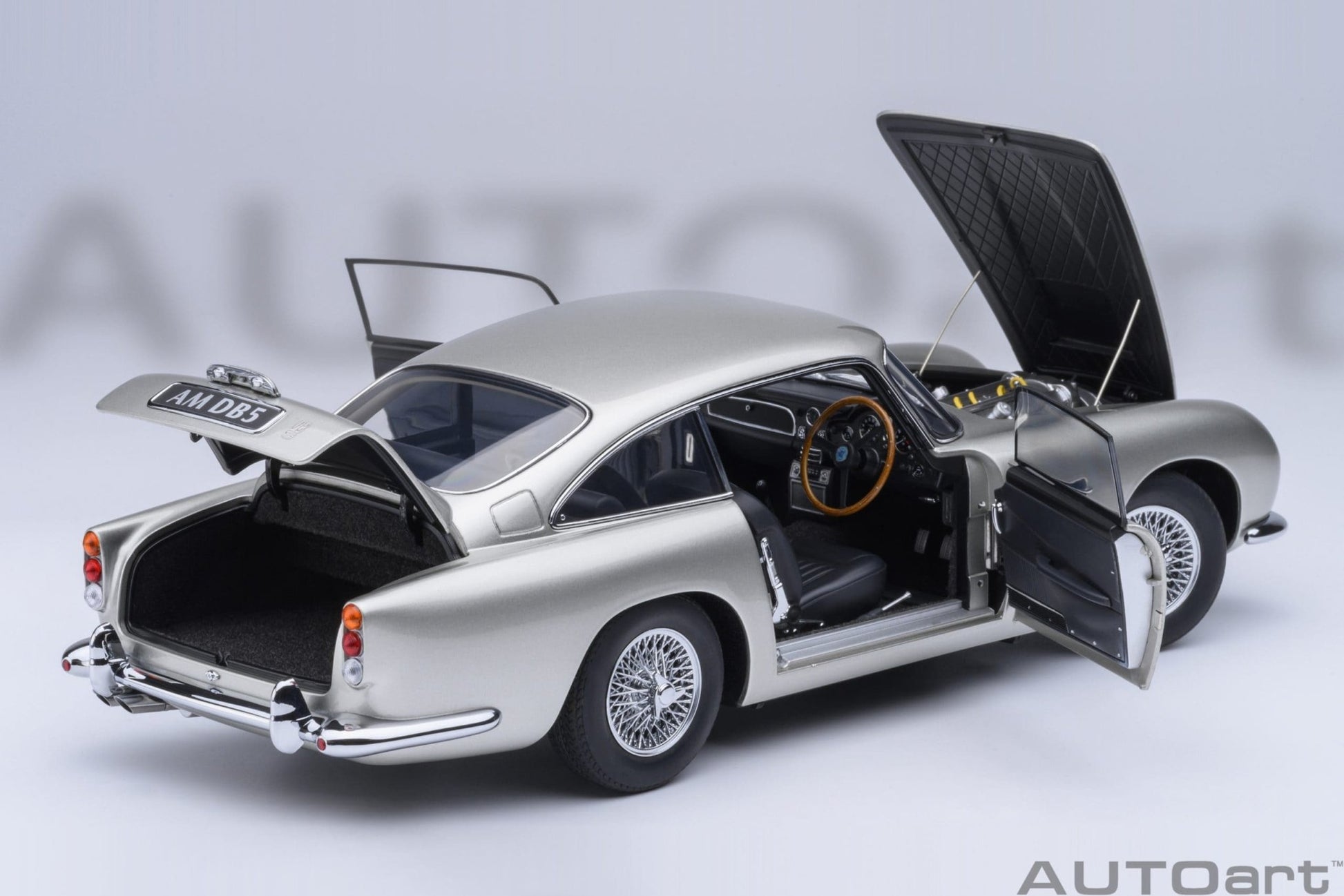 AutoArt Aston Martin DB5 (Birch Silver) 1:18 Modell