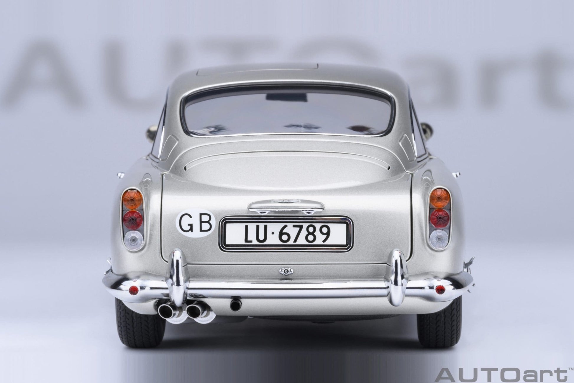 AutoArt Aston Martin DB5 Goldfinger (Silver) 1:18 Modell
