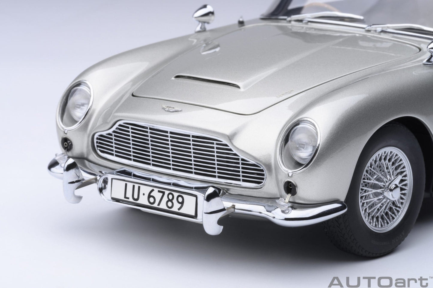 AutoArt Aston Martin DB5 Goldfinger (Silver) 1:18 Modell