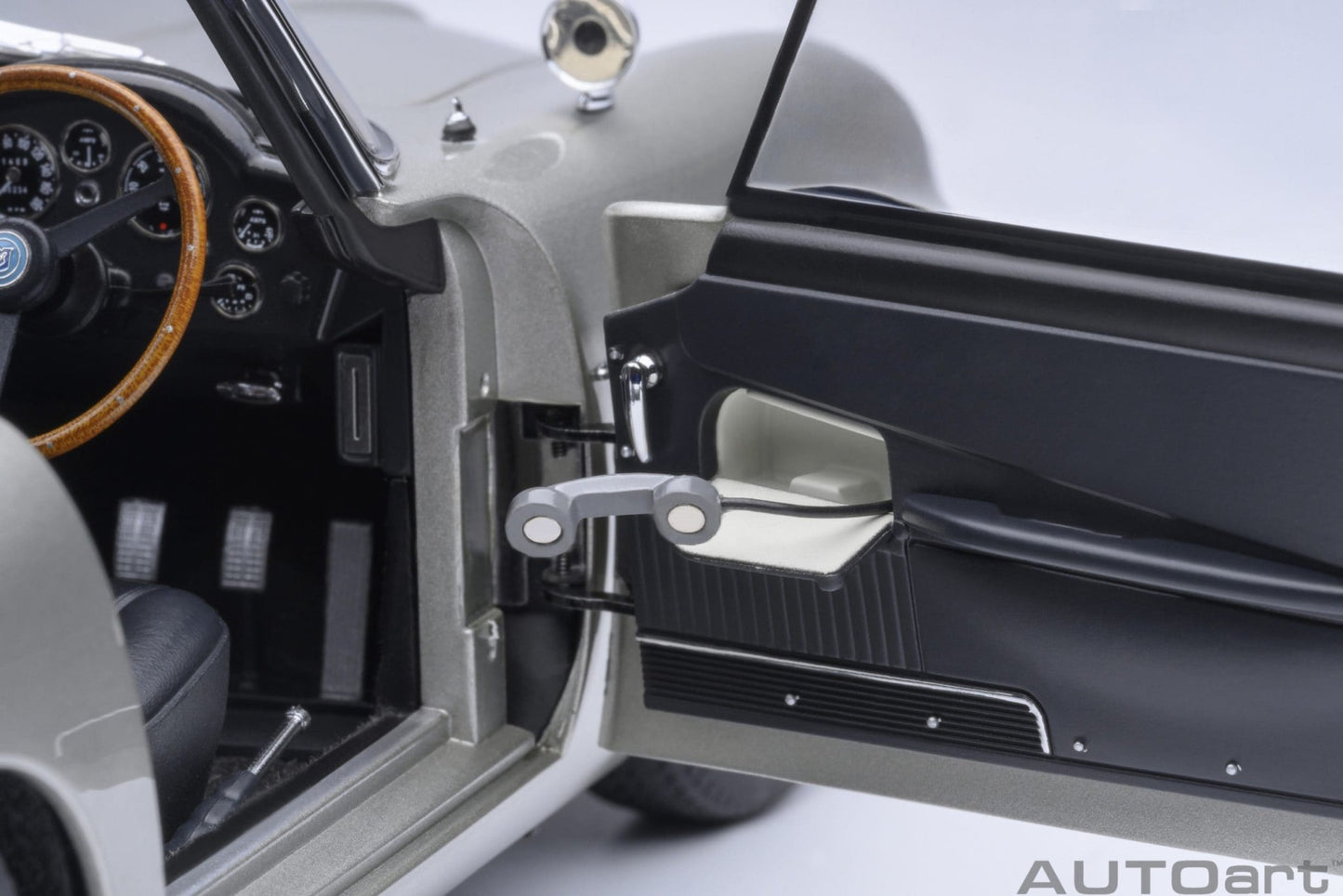 AutoArt Aston Martin DB5 Goldfinger (Silver) 1:18 Modell