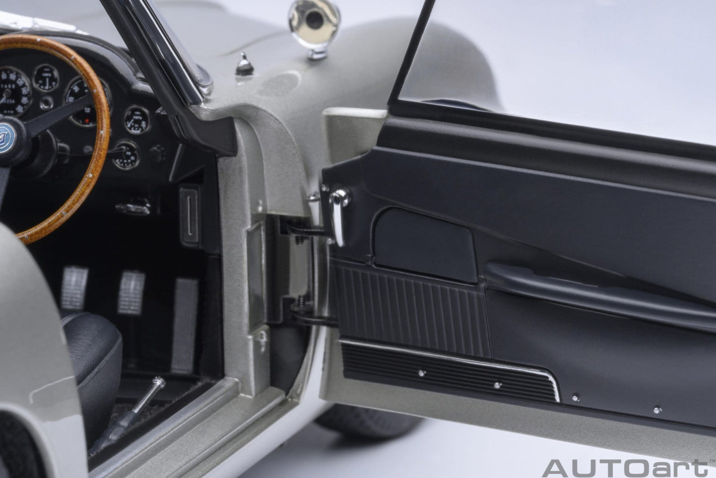 AutoArt Aston Martin DB5 Goldfinger (Silver) 1:18 Modell