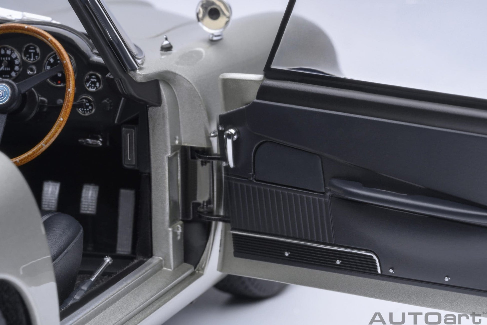 AutoArt Aston Martin DB5 Goldfinger (Silver) 1:18 Modell