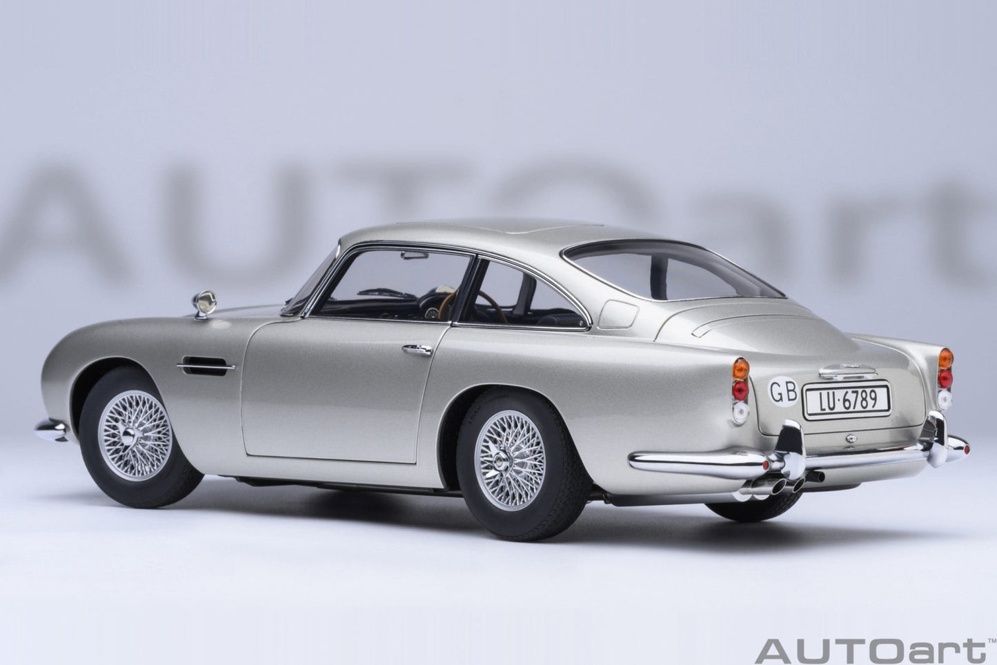 AutoArt Aston Martin DB5 Goldfinger (Silver) 1:18 Modell