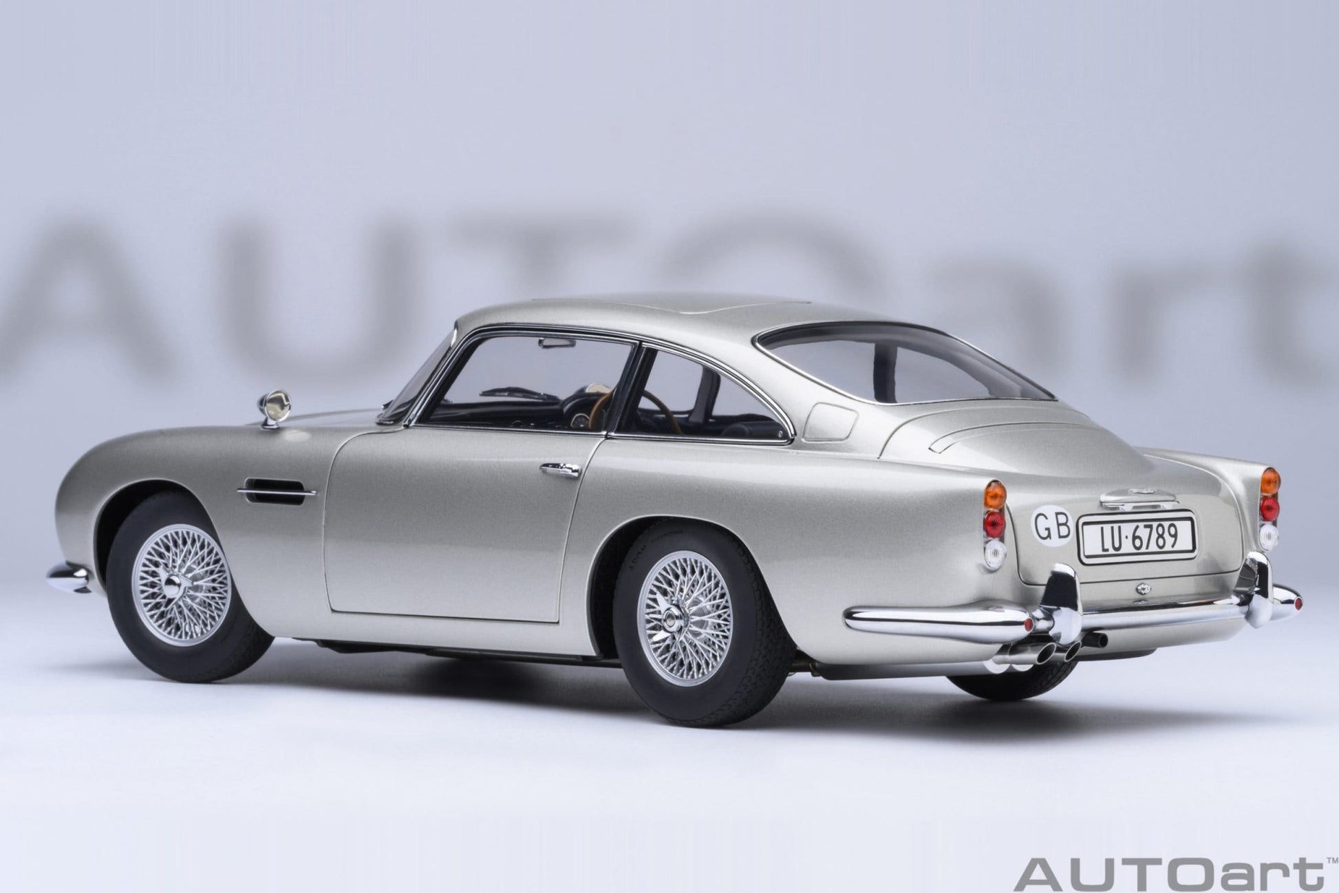 AutoArt Aston Martin DB5 Goldfinger (Silver) 1:18 Modell
