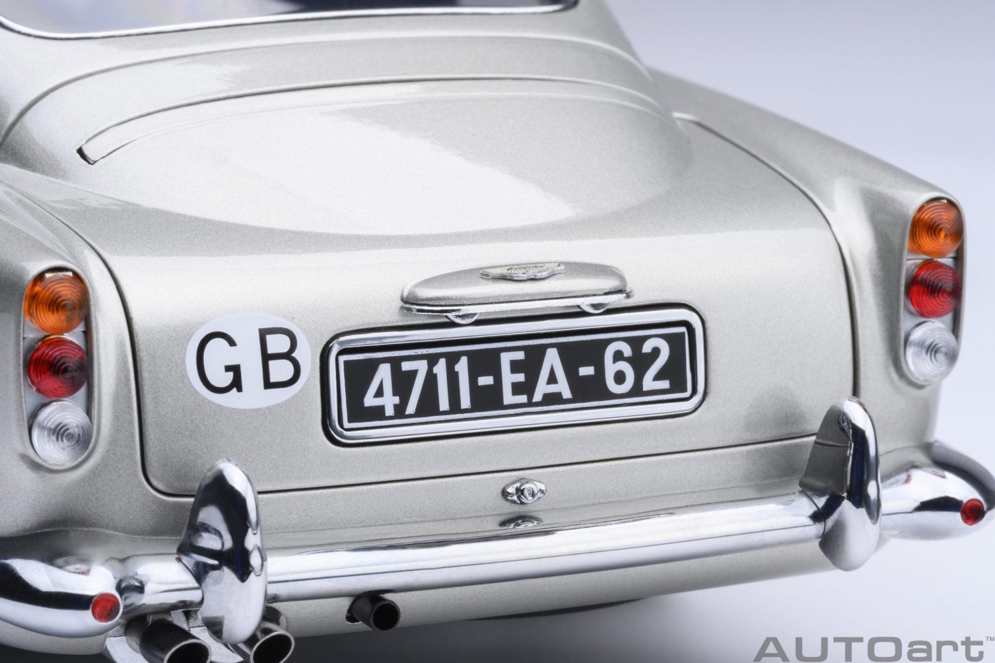 AutoArt Aston Martin DB5 Goldfinger (Silver) 1:18 Modell_Artexio