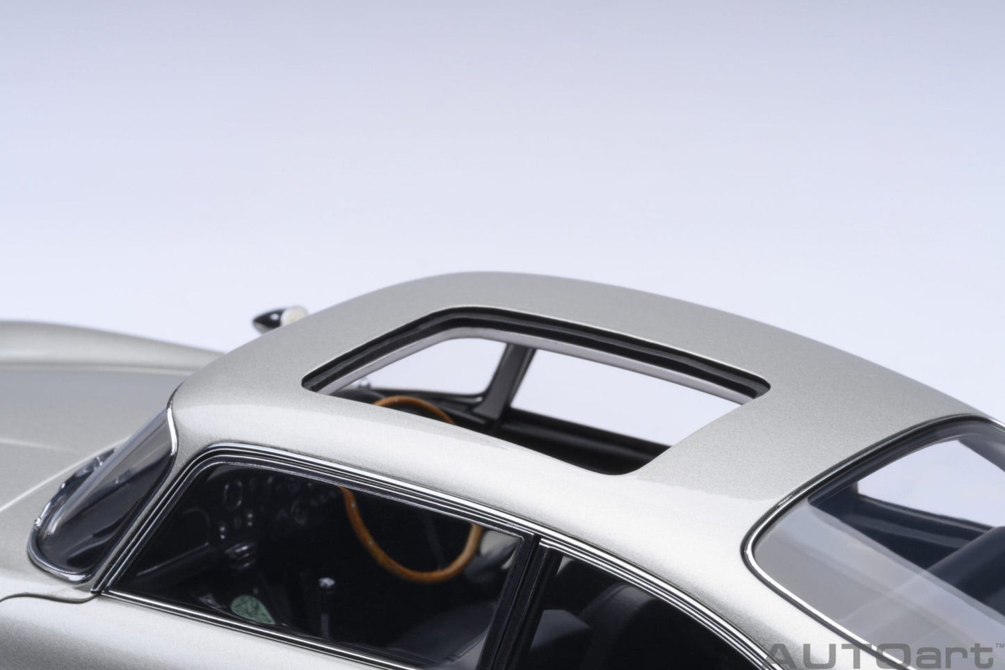 AutoArt Aston Martin DB5 Goldfinger (Silver) 1:18 Modell