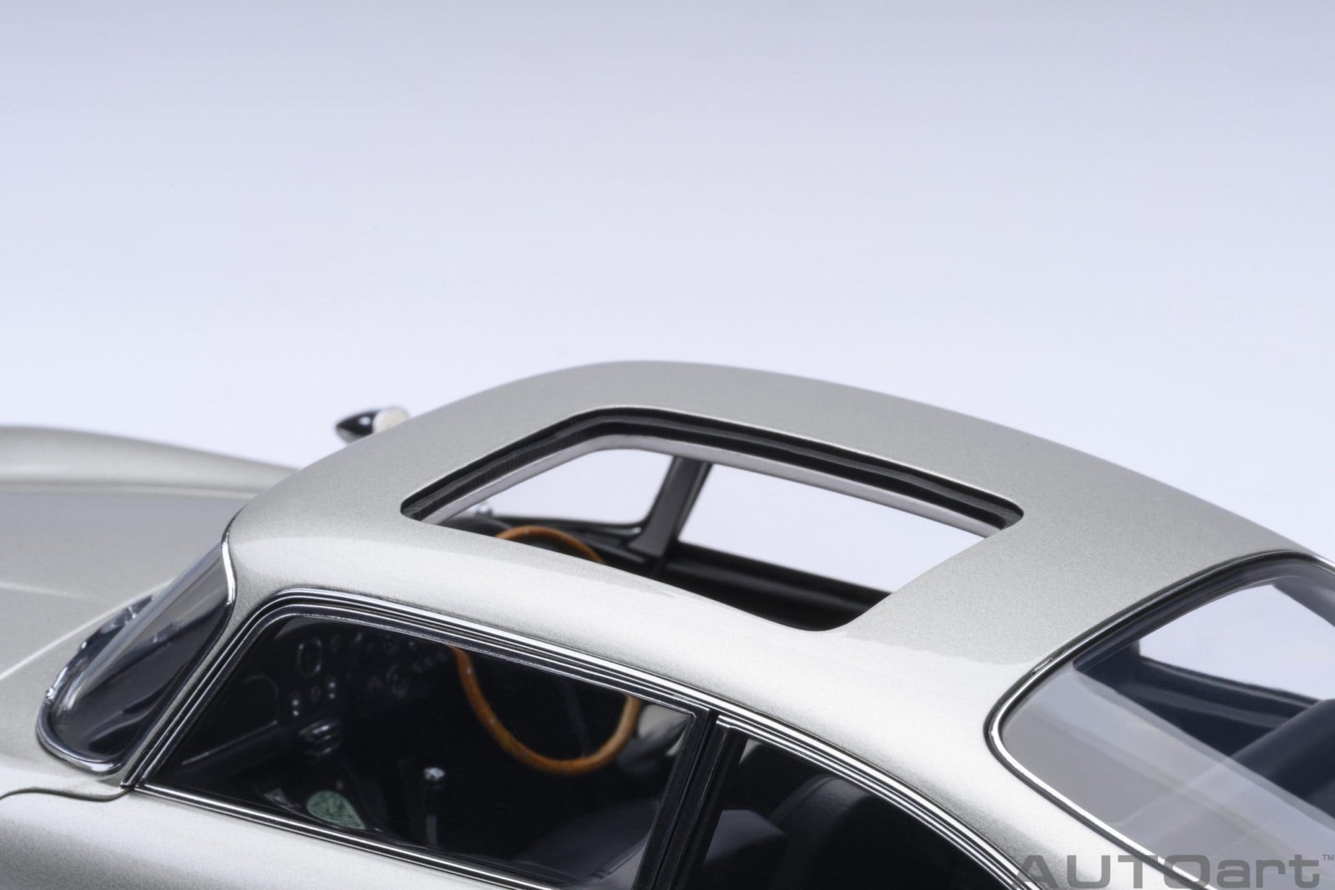AutoArt Aston Martin DB5 Goldfinger (Silver) 1:18 Modell