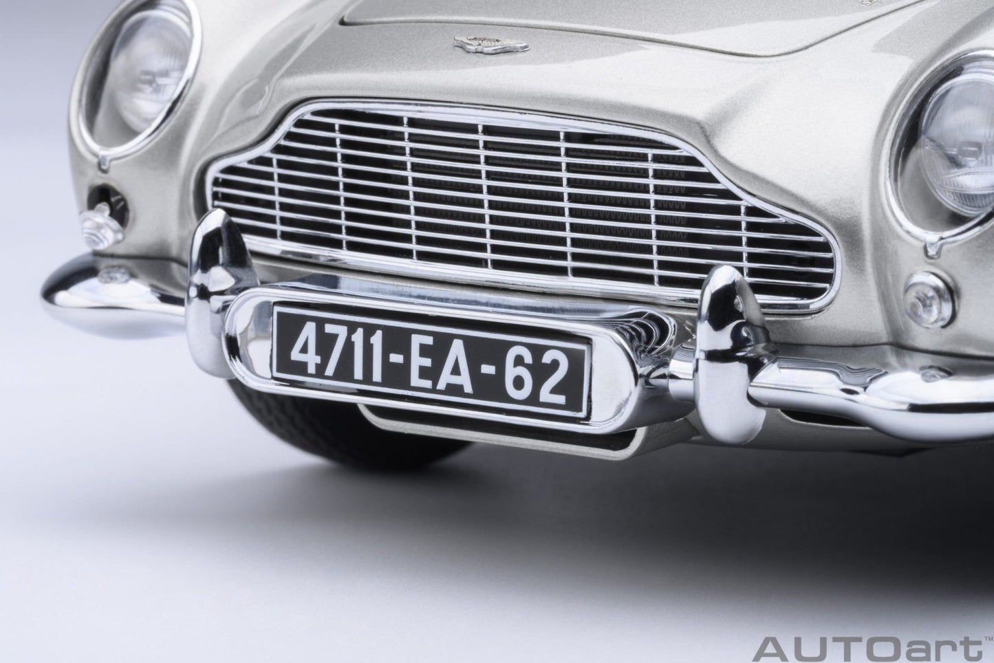 AutoArt Aston Martin DB5 Goldfinger (Silver) 1:18 Modell