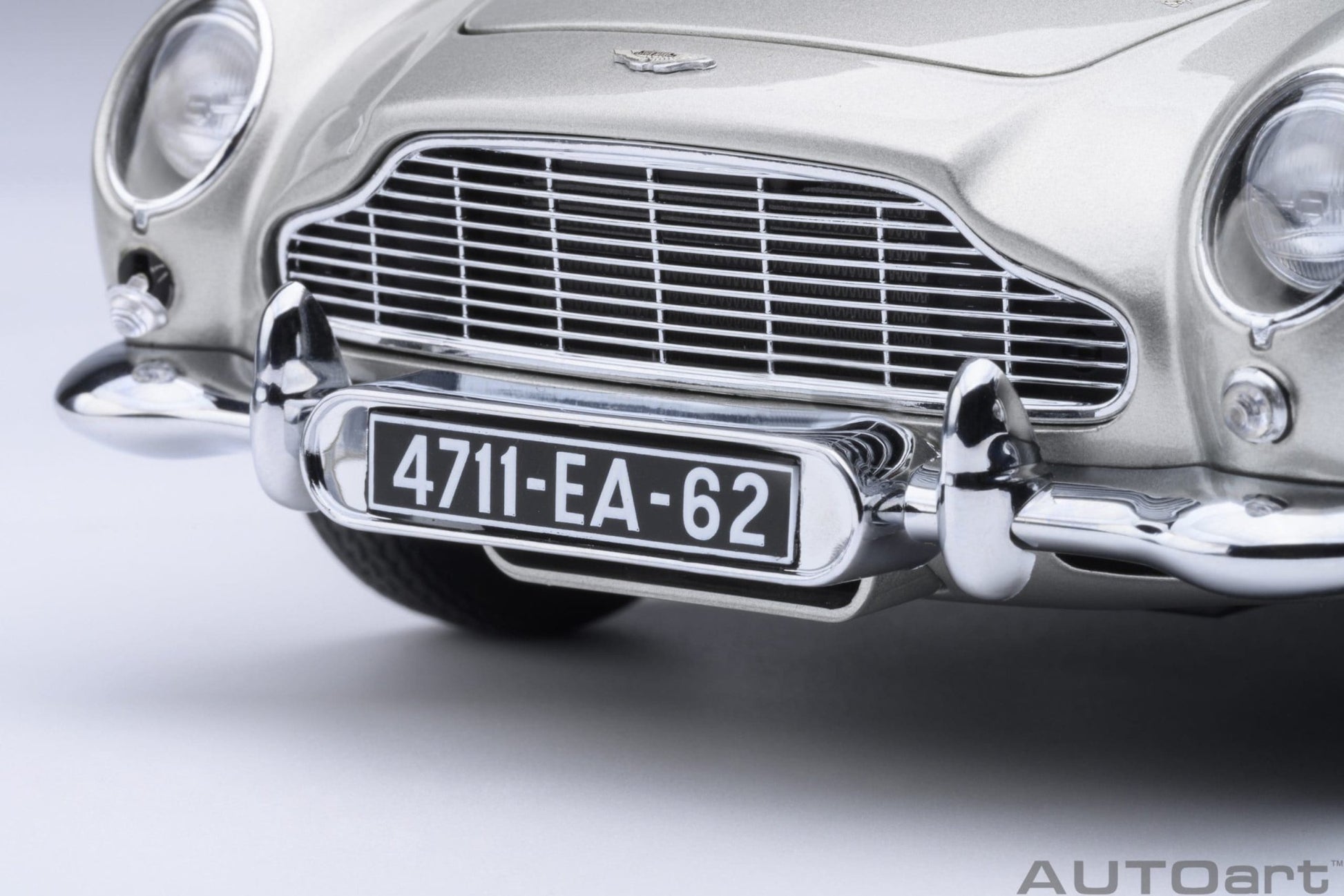 AutoArt Aston Martin DB5 Goldfinger (Silver) 1:18 Modell