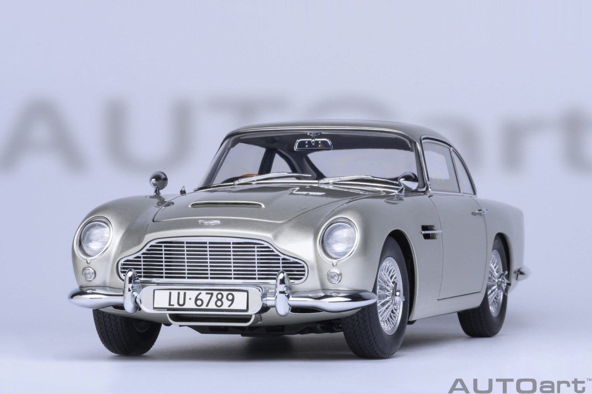 AutoArt Aston Martin DB5 Goldfinger (Silver) 1:18 Modell