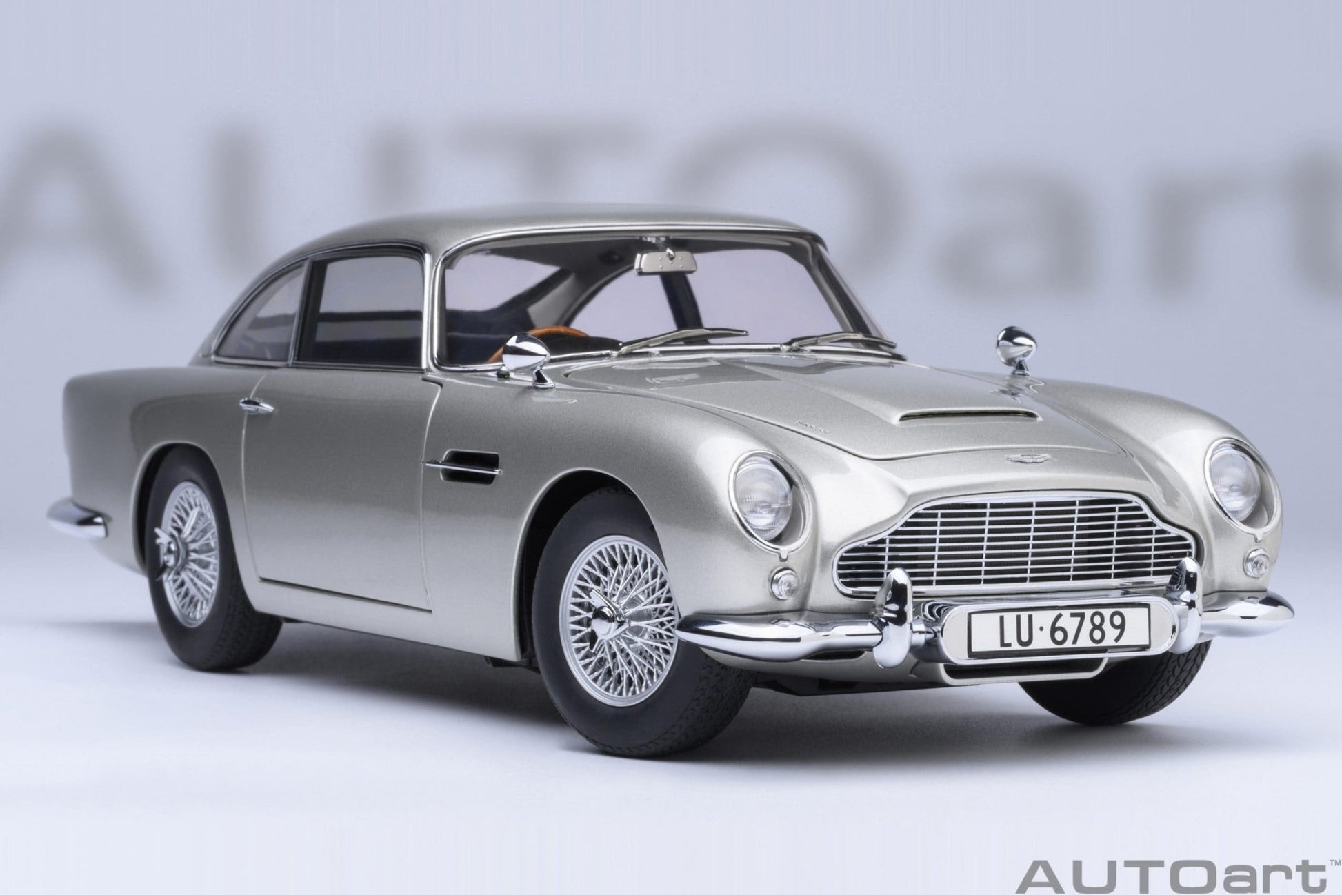 AutoArt Aston Martin DB5 Goldfinger (Silver) 1:18 Modell
