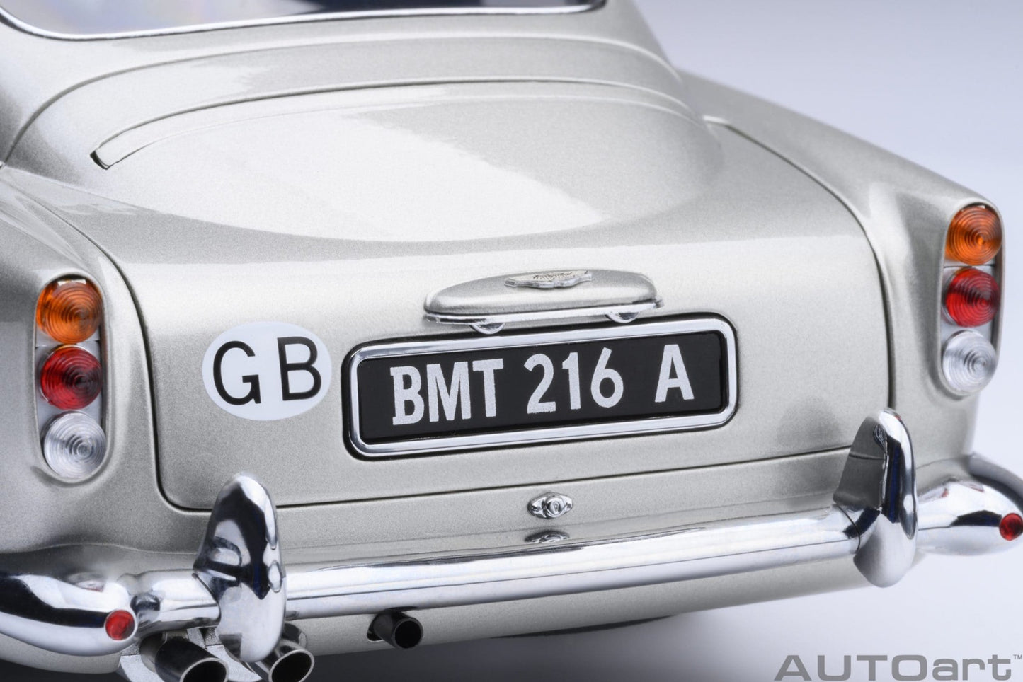 AutoArt Aston Martin DB5 Goldfinger (Silver) 1:18 Modell