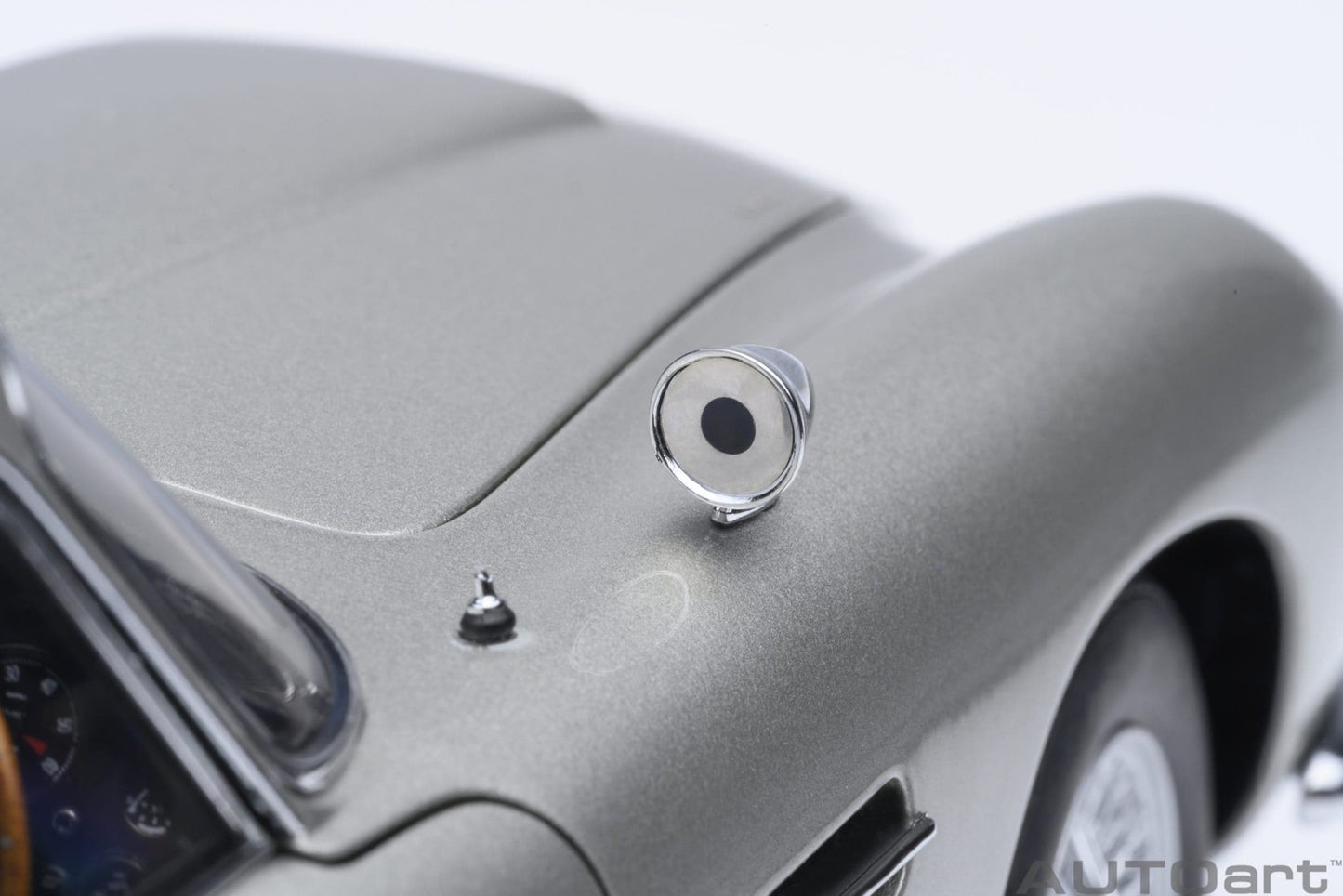 AutoArt Aston Martin DB5 Goldfinger (Silver) 1:18 Modell