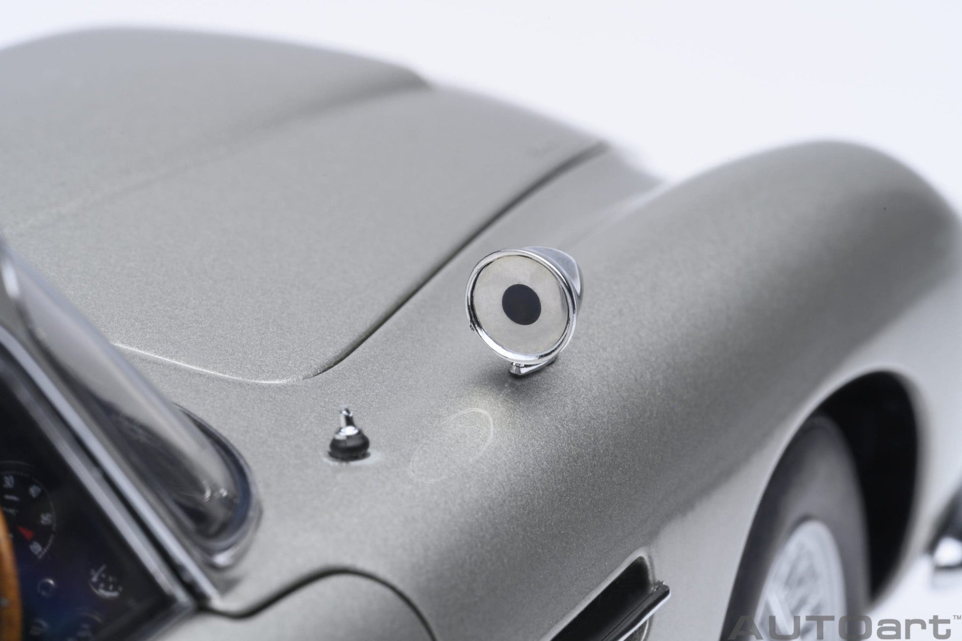 AutoArt Aston Martin DB5 Goldfinger (Silver) 1:18 Modell