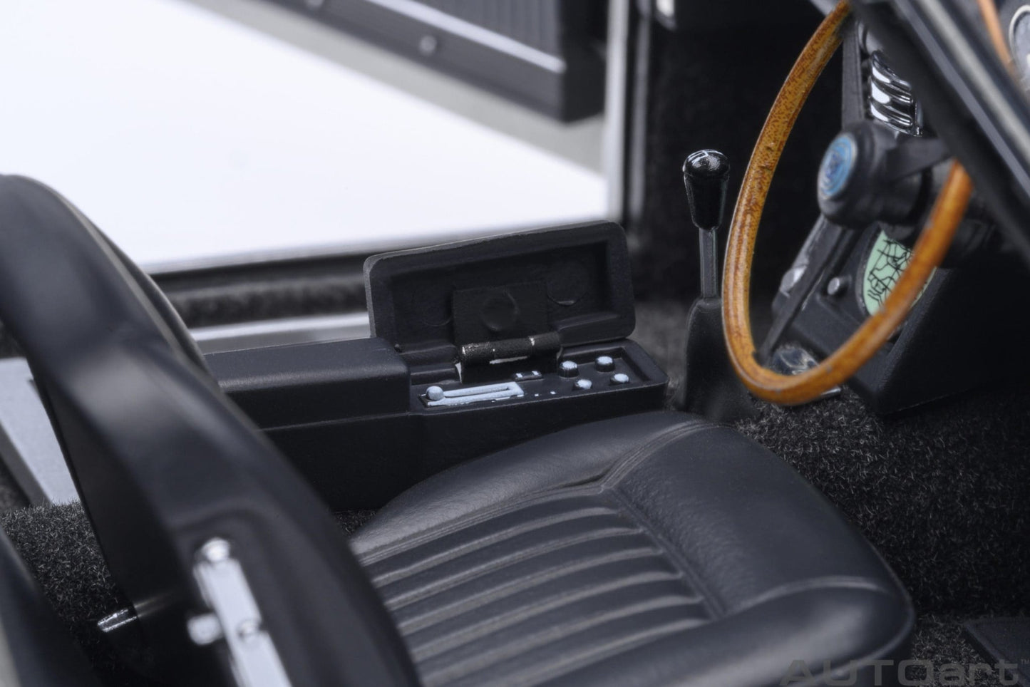 AutoArt Aston Martin DB5 Goldfinger (Silver) 1:18 Modell