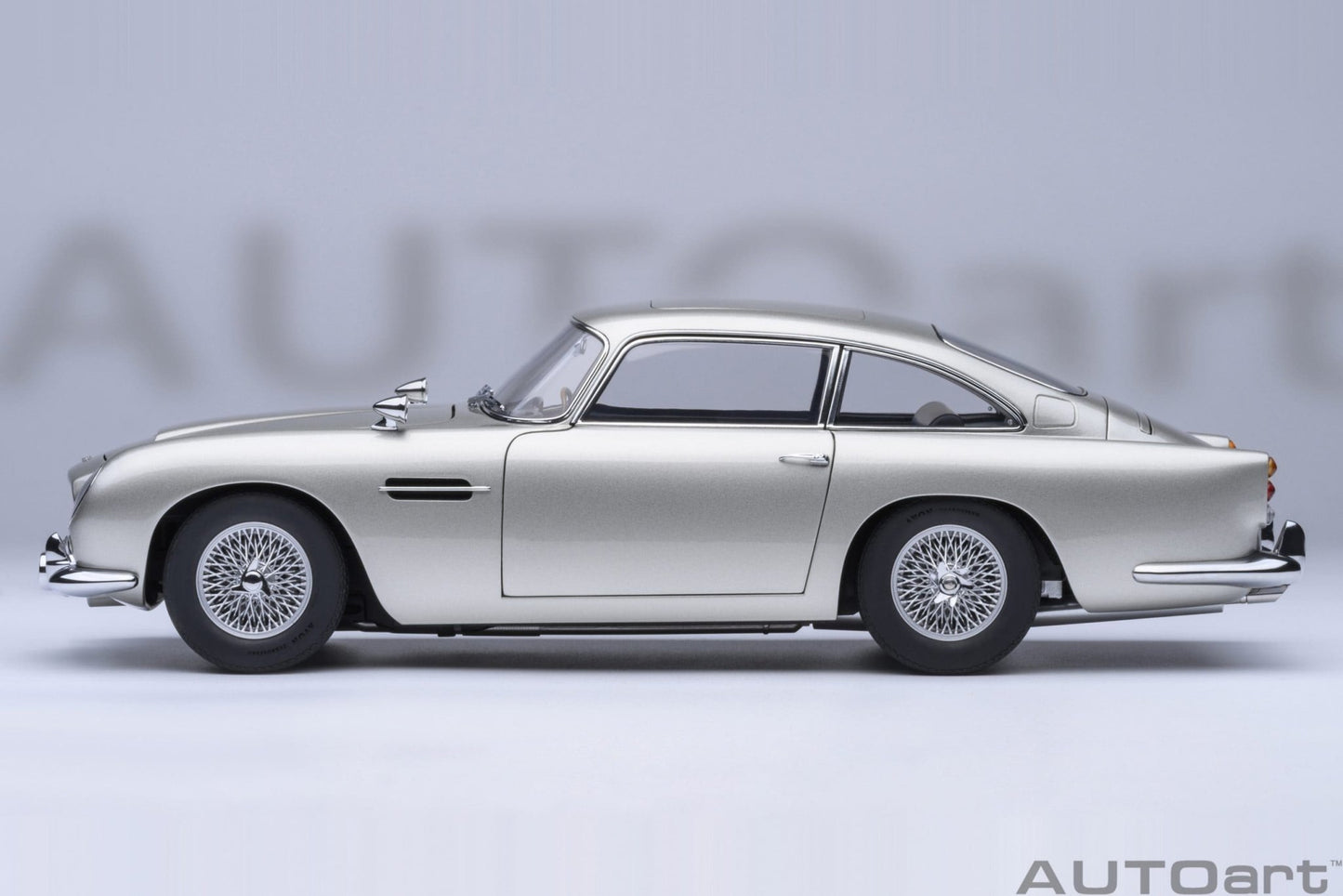 AutoArt Aston Martin DB5 Goldfinger (Silver) 1:18 Modell