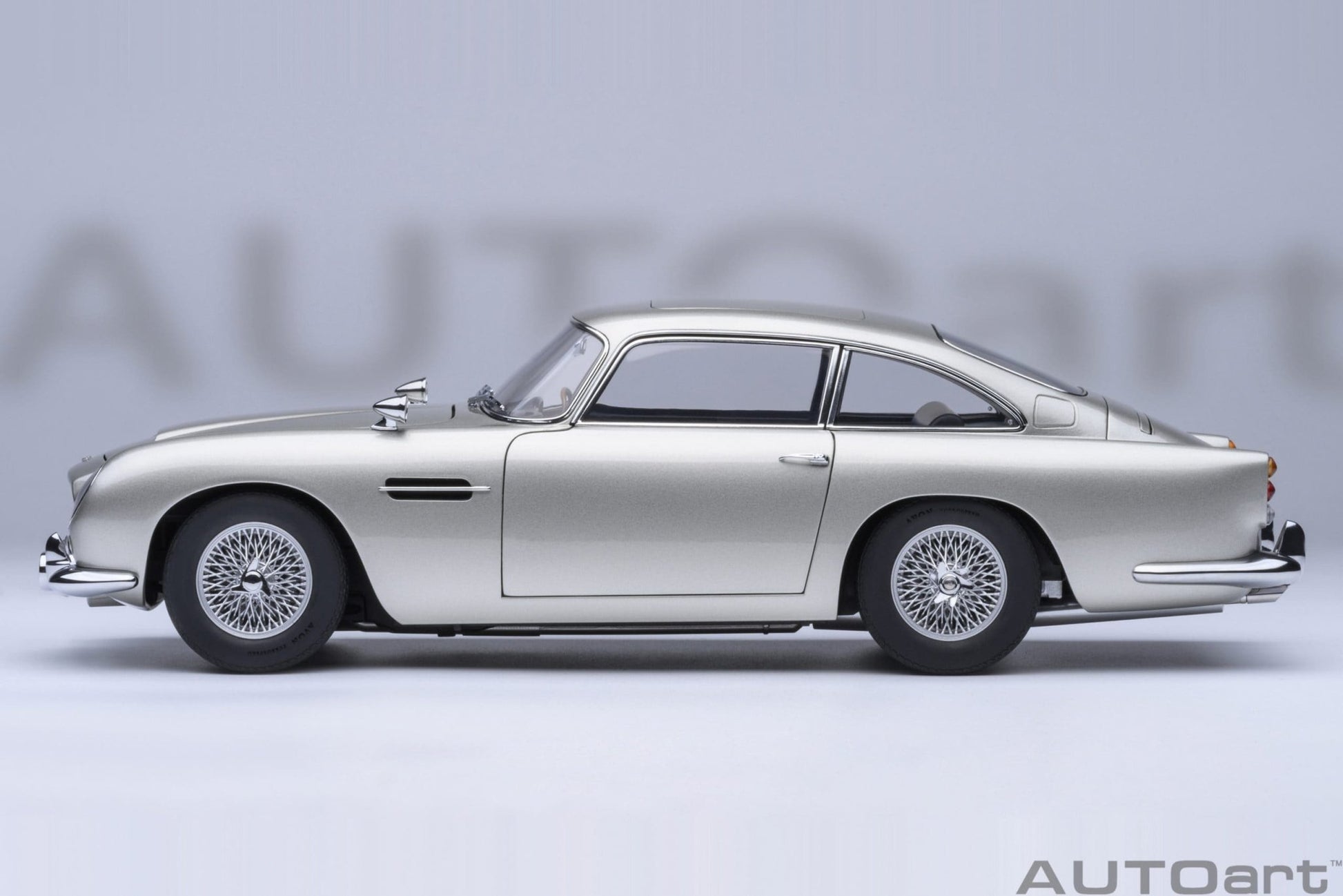 AutoArt Aston Martin DB5 Goldfinger (Silver) 1:18 Modell